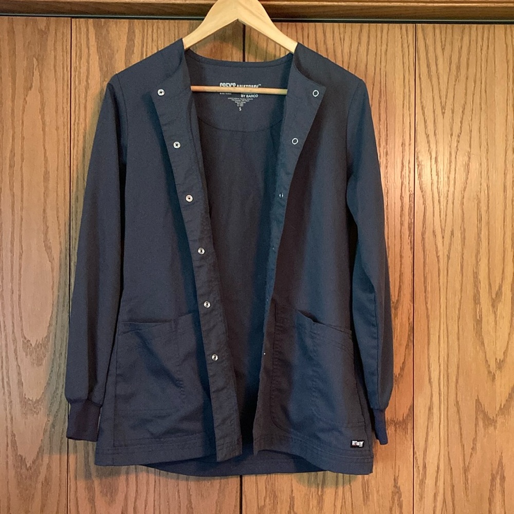 Button enclosure, gray scrub jacket